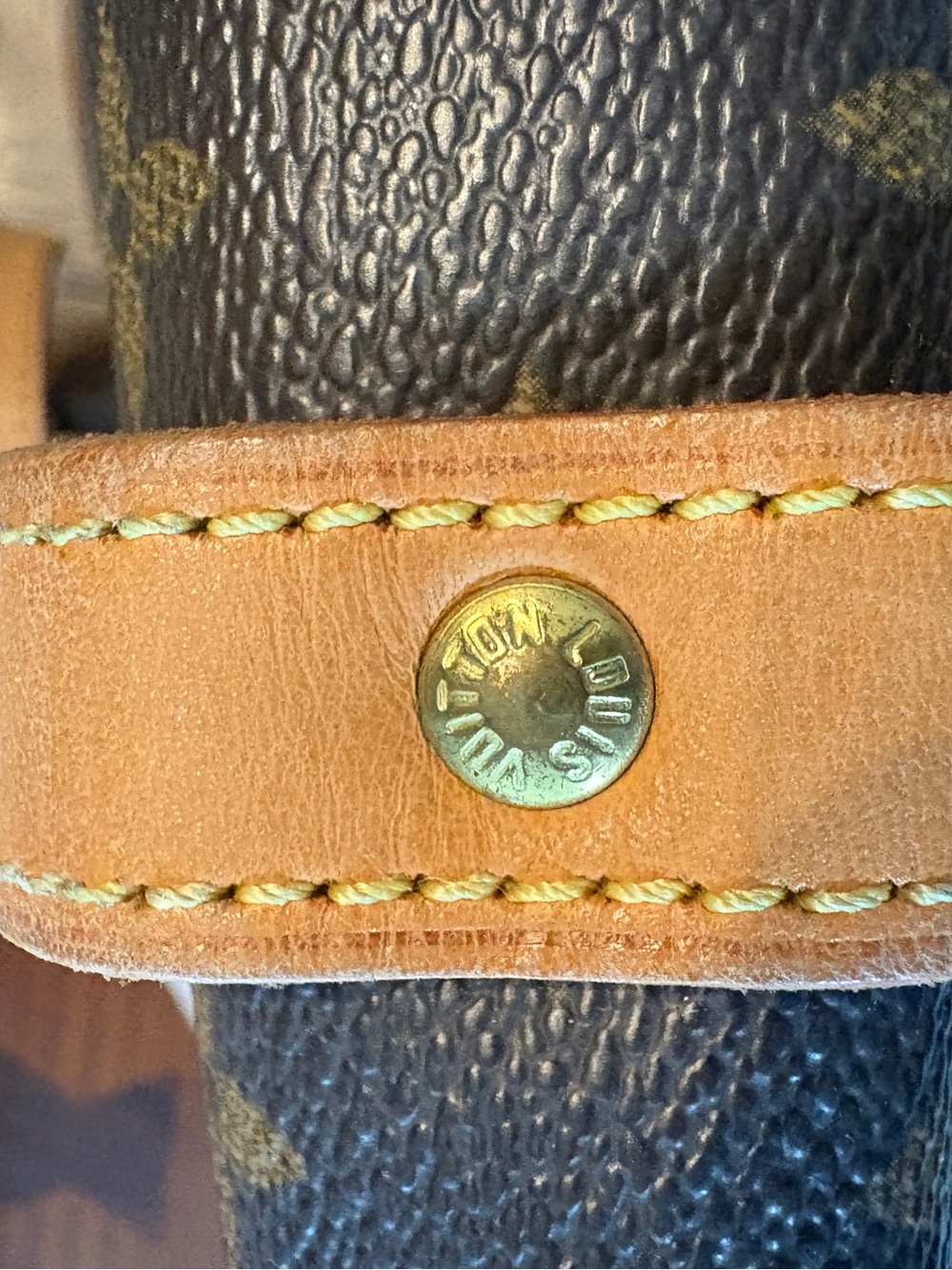 💯% Authentic! Louis Vuitton Monogram Saumur 30 crossbody bag. vachetta Leather. - Picture 8 of 9